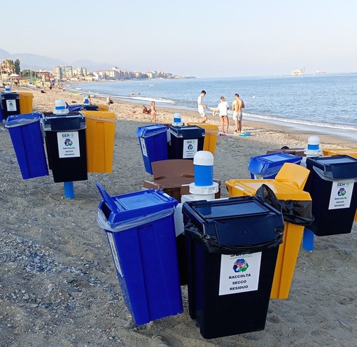Nuovi bidoncini dei rifiuti sulla spiaggia libera, ma c’è preoccupazione per il rischio mareggiate