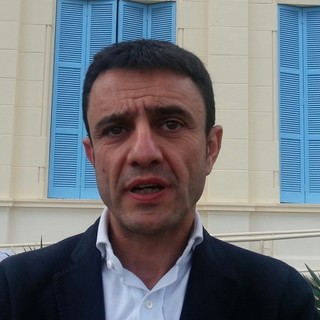 Fulvio Briano annuncia le dimissioni dal c.d.a. di FG Riciclaggi : "Dispiaciuto. Decisione presa a causa del clamore mediatico sollevato" Fulvio Briano annuncia le dimissioni dal c.d.a. di FG Riciclaggi : "Dispiaciuto. Decisione presa a causa del clamore mediatico sollevato"