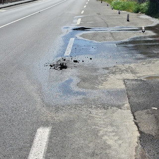 Celle, si rompe un tubo sull'Aurelia: asfalto danneggiato