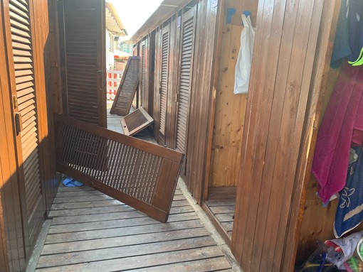 Savona, raid di danneggiamenti e furti ai bagni San Cristoforo e Umberto: divelte cabine e rubati soldi dalla cassa (FOTO)