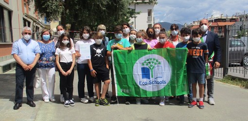 Laigueglia, la scuola secondaria "Badarò" si conferma "Bandiera Verde" (FOTO)