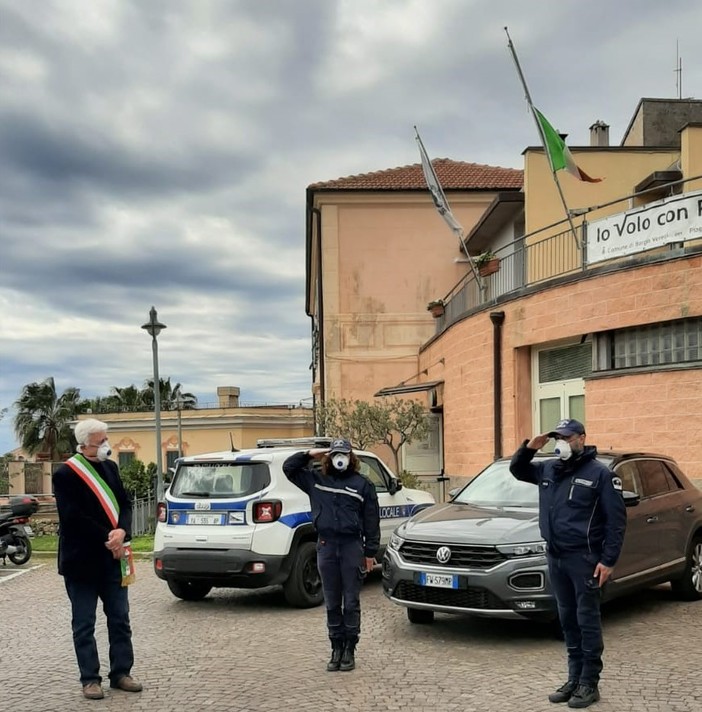 La bandiera a mezz'asta domina Borgio Verezzi: le parole del sindaco Dacquino