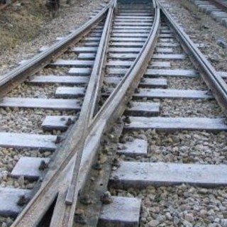 Albenga: 50enne tenta il suicidio buttandosi sui binari del treno in zona Vadino