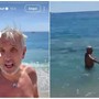 Varigotti, Bruno Barbieri inaugura la stagione con un tuffo in mare, tra ironia e acqua fredda