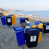 Nuovi bidoncini dei rifiuti sulla spiaggia libera, ma c’è preoccupazione per il rischio mareggiate