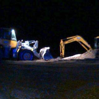 Albenga: ripascimento della spiaggia di notte, è regolare?