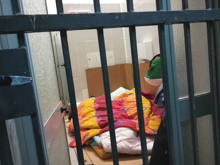 Bivacchi alla stazione di Pietra: il "lettino" per due nel bagno pubblico Bivacchi alla stazione di Pietra: il "lettino" per due nel bagno pubblico