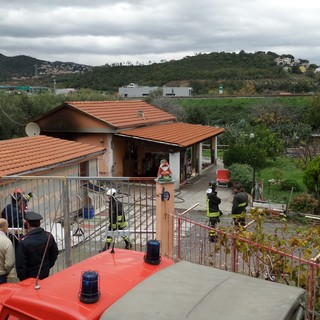 Borghetto Santo Spirito: le fiamme divampano in una villetta unifamigliare, donna rimane ustionata