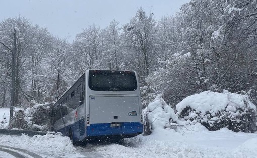 Bus finisce fuori strada e rimane bloccato nella neve: paura tra Urbe e Tiglieto