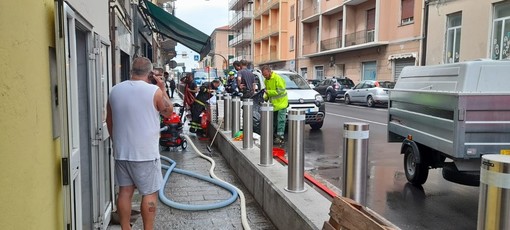 Bomba d'acqua a Zinola, l'assessore Parodi: "Le pompe hanno funzionato cercheremo una soluzione". Scaramuzza (Lega): "Quando pensano di fare i lavori?" Bomba d'acqua a Zinola, l'assessore Parodi: "Le pompe hanno funzionato cercheremo una soluzione". Scaramuzza (Lega): "Quando pensano di fare i lavori?"