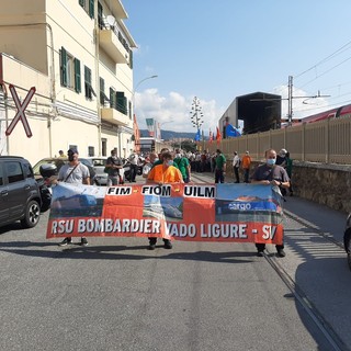Vado, i lavoratori Bombardier scendono in strada. Sindaco Giuliano: "Il Governo qua è assente" Vado, i lavoratori Bombardier scendono in strada. Sindaco Giuliano: "Il Governo qua è assente"