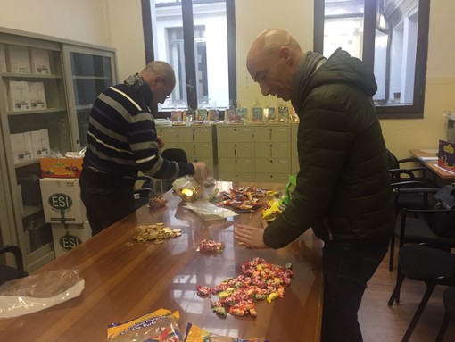 Savona, "La Befana vien di giorno": Assessori e Consiglieri Comunali portano doni ai bambini