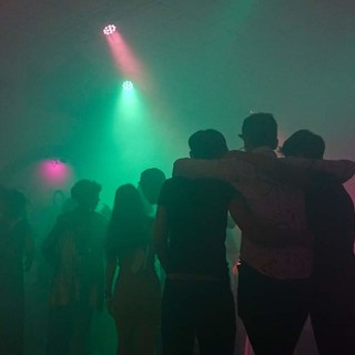L'Istituto Comprensivo "Val Varatella" si immerge per una sera negli anni '80 col ballo di fine anno
