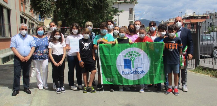Laigueglia, la scuola secondaria "Badarò" si conferma "Bandiera Verde" (FOTO)