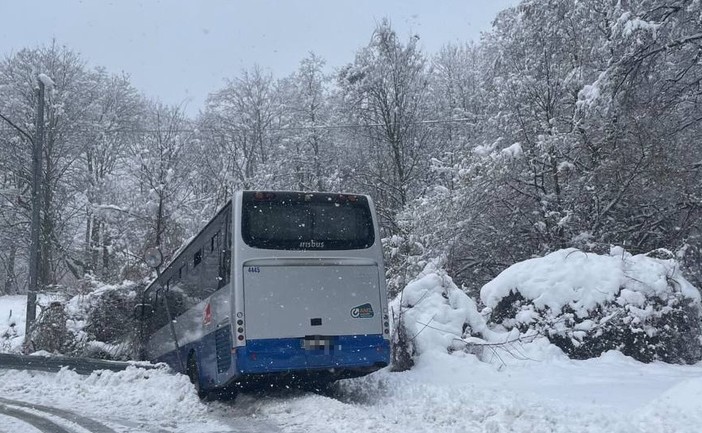 Bus finisce fuori strada e rimane bloccato nella neve: paura tra Urbe e Tiglieto