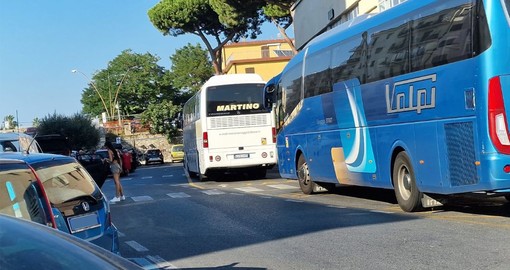 I bus sostitutivi giunti alla stazione di Albenga I bus sostitutivi giunti alla stazione di Albenga