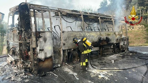 Bus in fiamme a Feglino, Tpl: "In corso gli accertamenti sulle cause. Prioritario concretizzare nel Finalese un'area di ricovero dei mezzi"