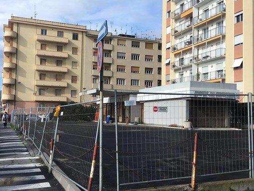 Savona, via libera a un parcheggio gratuito nell’ex distributore Agip delle Fornaci