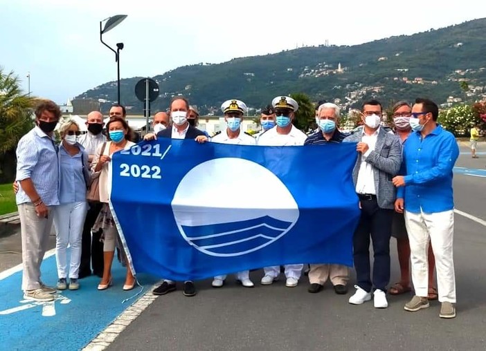 Continua a sventolare sulla Marina di Andora la Bandiera Blu: stamani la consegna del vessillo