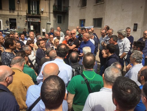 &quot;L'Inail ha sempre tergiversato&quot;: nuova protesta dei lavoratori Bombardier a Savona (FOTO e VIDEO)