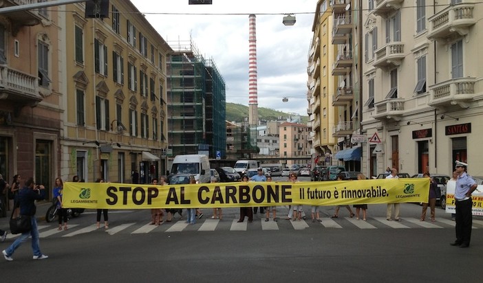 "Stop al Carbone": blitz di Legambiente a Vado Ligure contro Tirreno Power