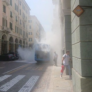 Savona, principio d'incendio su un bus Tpl in via Paleocapa