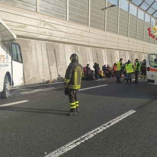 Scolaresca si schianta col bus sulla A10, il racconto di una mamma: "Bambini salvi per miracolo"