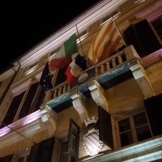 Bandiera francese esposta dal terrazzo del Palazzo comunale, la Lega attacca: "Grave mancanza di rispetto verso i cittadini di Finale Ligure"