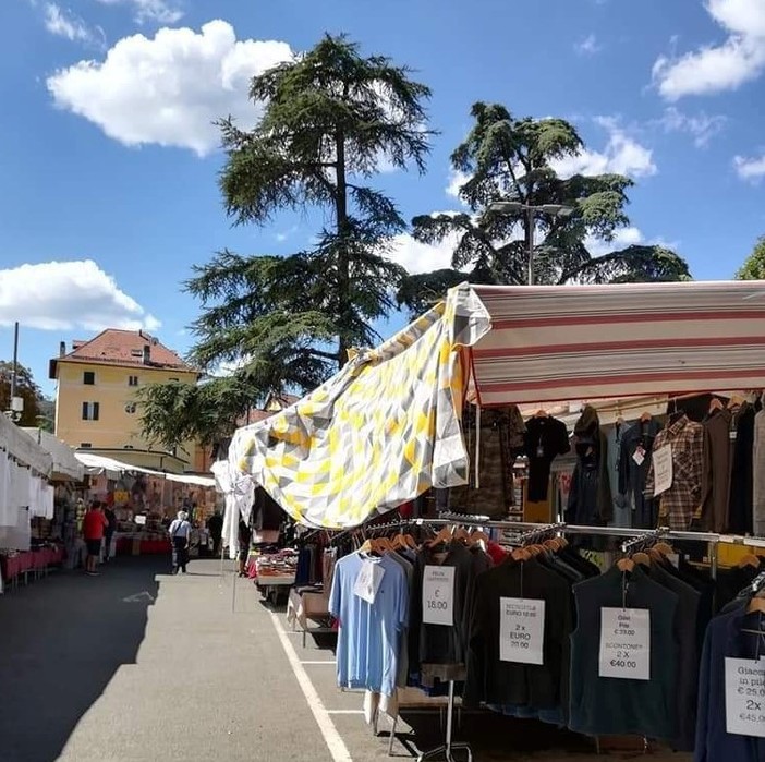 Sassello, tutto pronto per lo spostamento provvisorio del mercato in Piazza Rolla Sassello, tutto pronto per lo spostamento provvisorio del mercato in Piazza Rolla