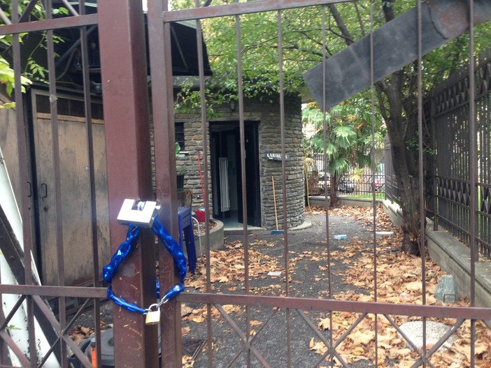 Chiusi i bagni di piazza del Popolo, "Al Baretto" attacca il Comune: "Ora la gente fa deiezioni in strada"