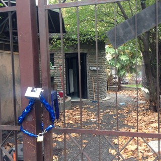 Chiusi i bagni di piazza del Popolo, "Al Baretto" attacca il Comune: "Ora la gente fa deiezioni in strada"