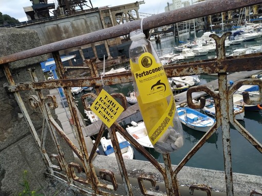 "Tutti i tombini portano al mare", raccolta di mozziconi sul lungomare Matteotti a Savona