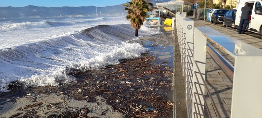 Savona, la mareggiata non risparmia gli stabilimenti balneari nonostante le barriere di sabbia (FOTO) Savona, la mareggiata non risparmia gli stabilimenti balneari nonostante le barriere di sabbia (FOTO)