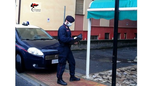 Pietra, bar aperto in barba al decreto anti Covid: sanzionati gestore e clienti Pietra, bar aperto in barba al decreto anti Covid: sanzionati gestore e clienti