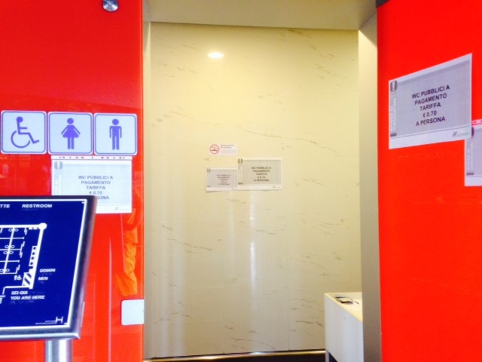 Savona, i bagni della stazione a pagamento: l'amara conseguenza di continui atti di vandalismo e maleducazione