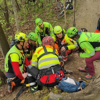 Biker tedesco cade su un sentiero del Finalese, portato in codice rosso all'ospedale Santa Corona