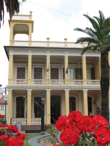 Lo scrittore cerialese Bracali in biblioteca a Borghetto Santo Spirito