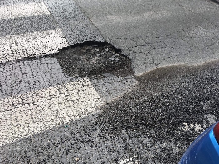 Savona, subito 250mila euro per la sistemazione buche. L'assessore Santi: “Da 20 anni nessuna manutenzione” Savona, subito 250mila euro per la sistemazione buche. L'assessore Santi: “Da 20 anni nessuna manutenzione”