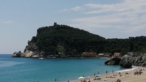 Varigotti, passerella pericolante: interdetto l'accesso alla spiaggia della Baia dei Saraceni