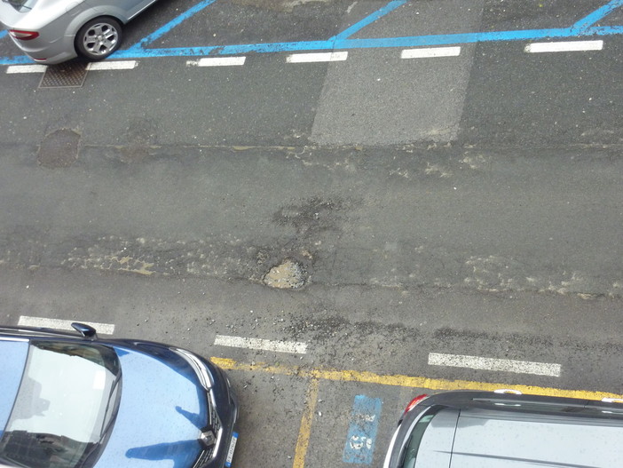 Savona, buche nell'asfalto in via Guidobono, un lettore: &quot;Non basta più una palata di asfalto a freddo&quot;