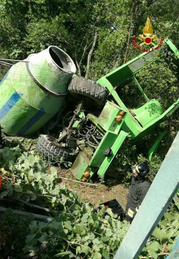 Incidente a Noli: betoniera cade da una fascia Incidente a Noli: betoniera cade da una fascia