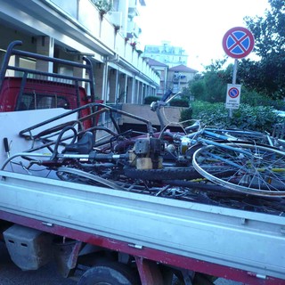 Rottami di biciclette ad Albenga, blitz di Polizia Municipale ed EcoAlbenga