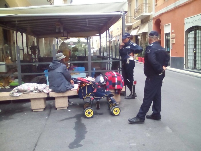 Loano: bivacchi in via Stella, intervento dei Vigili Urbani