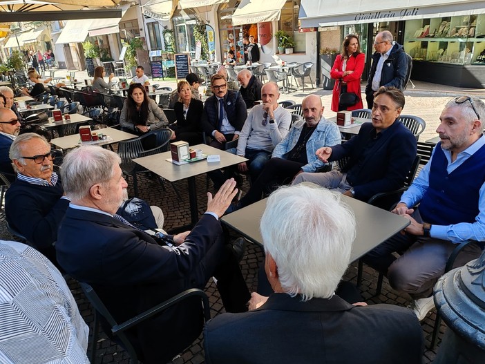 Regionali, Bucci a Pietra Ligure: "Il punto nascite da riaprire, avanti con il nuovo Santa Corona" Regionali, Bucci a Pietra Ligure: "Il punto nascite da riaprire, avanti con il nuovo Santa Corona"