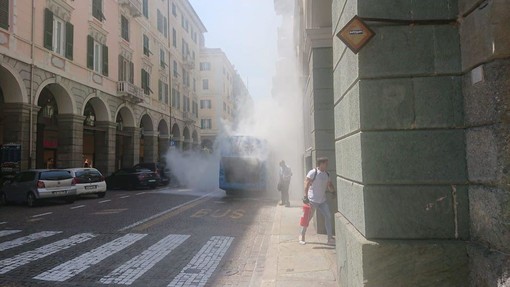 Savona, principio d'incendio su un bus Tpl in via Paleocapa Savona, principio d'incendio su un bus Tpl in via Paleocapa