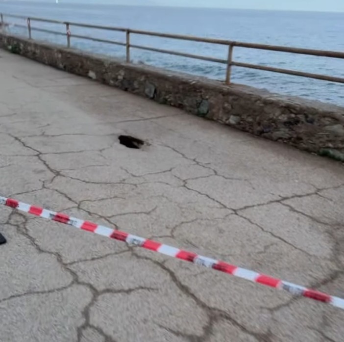 Cedimento dell'asfalto in Lungomare Europa a Varazze: area transennata