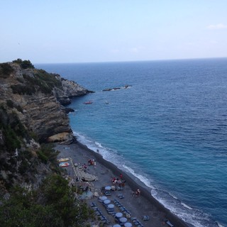 Soccorso in spiaggia a Bergeggi, una persona è stata recuperata sugli scogli