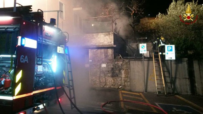 Fiamme in un box a Tovo: intervento dei vigili del fuoco (FOTO)