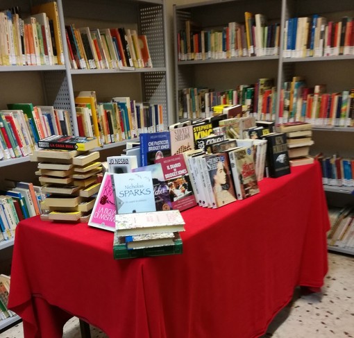 In foto: una delle sale della biblioteca civica pietrese; allegato in fondo all'articolo il programma completo