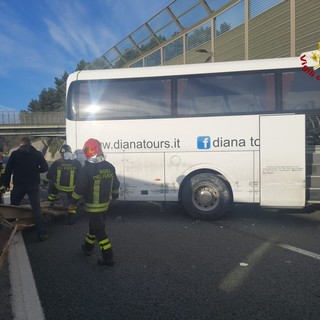 Bus contro un muro sulla A10, incidente a Pietra Ligure: disagi al traffico